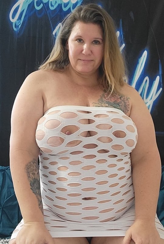 肥胖的业余爱好者 Kris Ann 在单人行动中用手指分开她的天然阴部