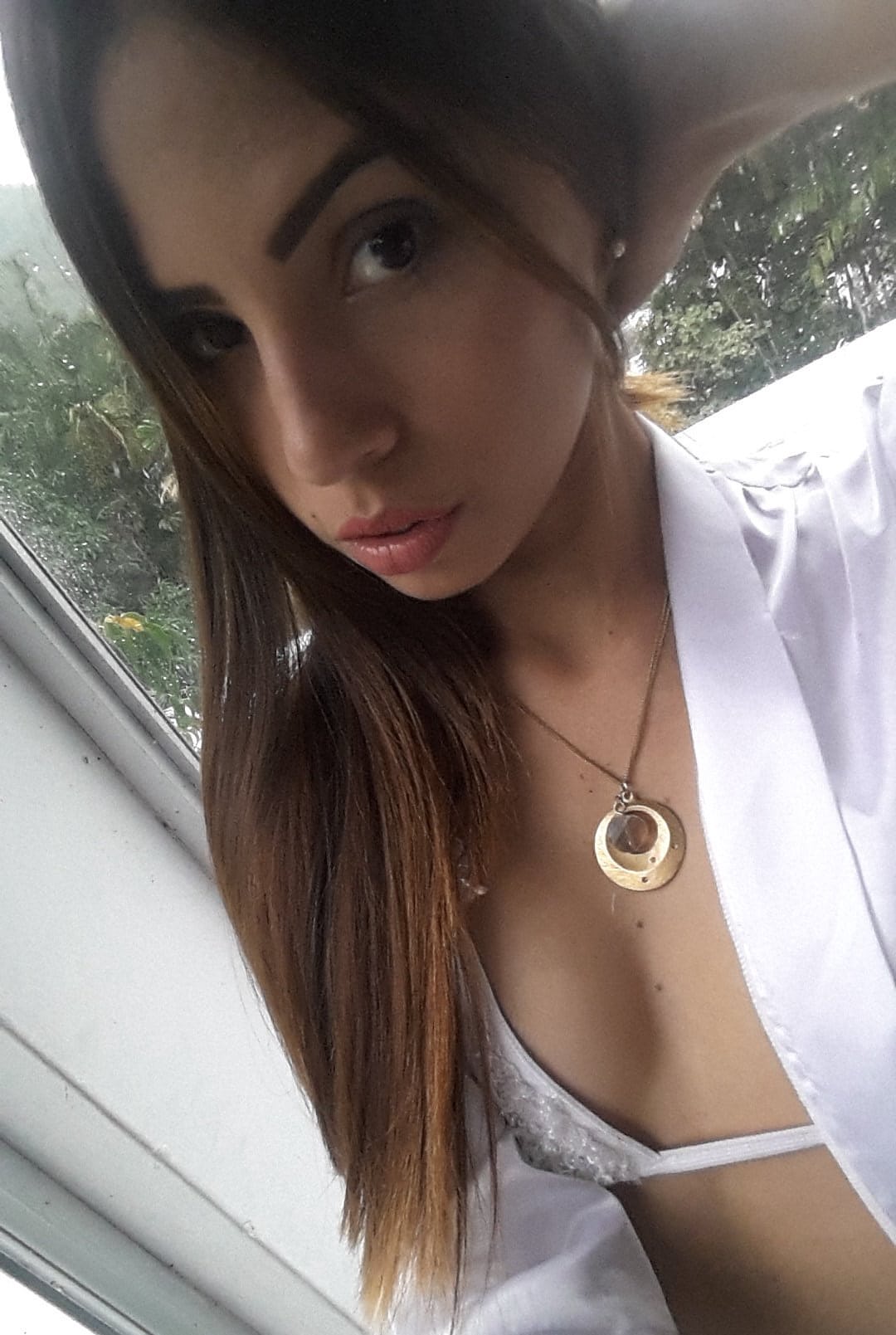 甜美的拉丁女郎Mily Mendoza暴露了她可爱的圆臀并自慰