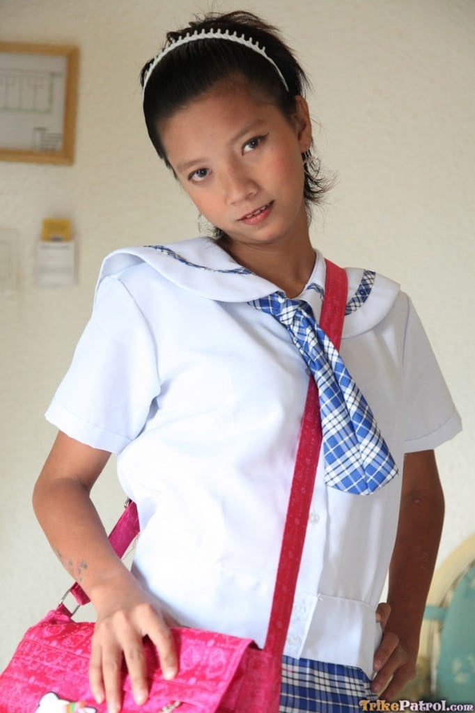 娇小的菲律宾女学生莎莉穿着校服，闪现内裤和少女阴部