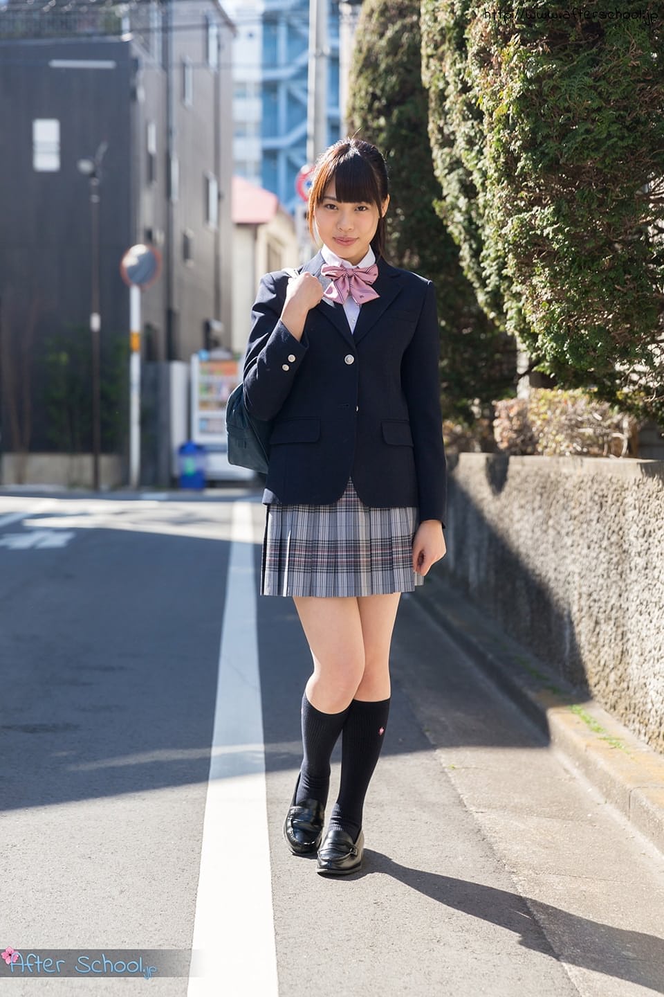 日本女学生在床上脱下棉质丁字裤