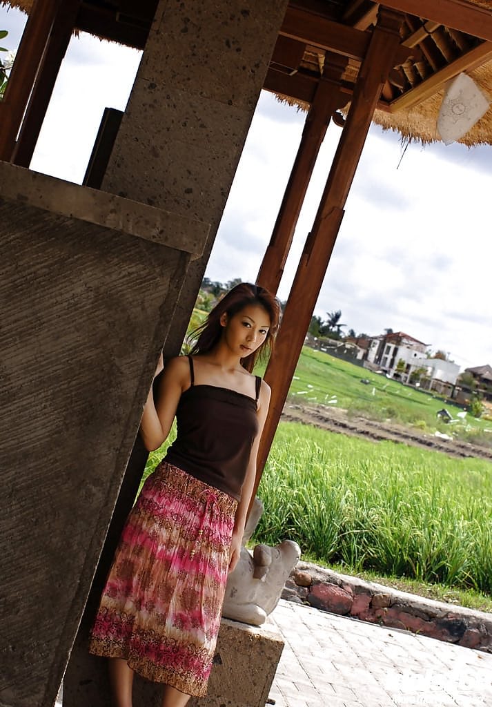 穿着奇装异服的亚洲美女露出丰满的乳房