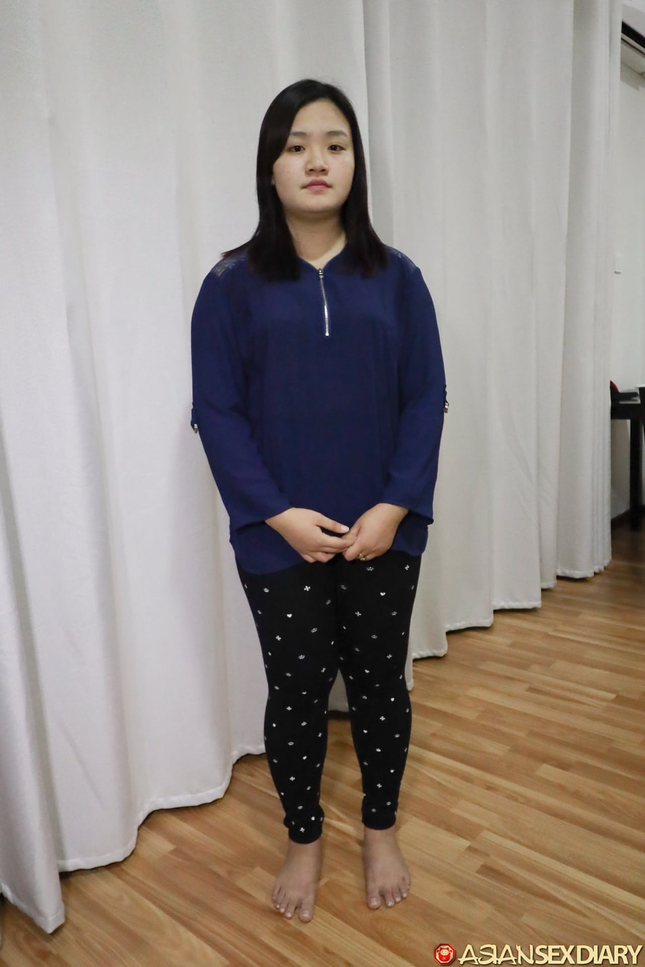 业余亚洲宝贝 Ray B 在 POV 中暴露她的大奶子并吸吮鸡巴
