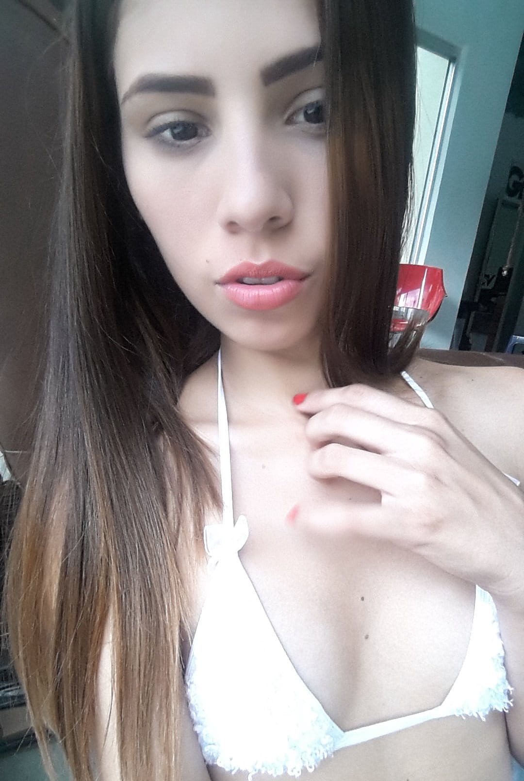 甜美的拉丁女郎Mily Mendoza暴露了她可爱的圆臀并自慰
