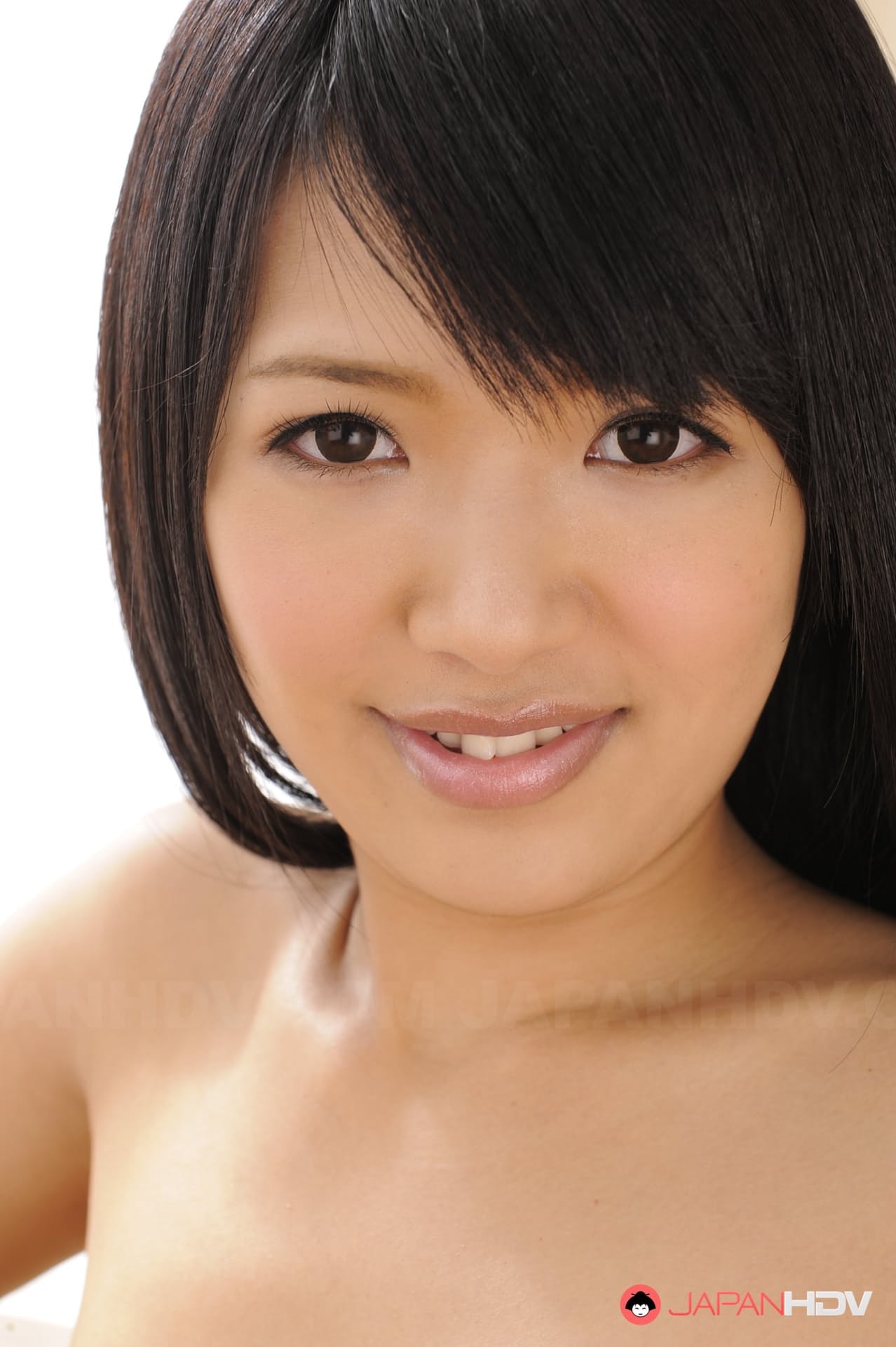 日本女孩桐原里美脱下制服，变得一丝不挂