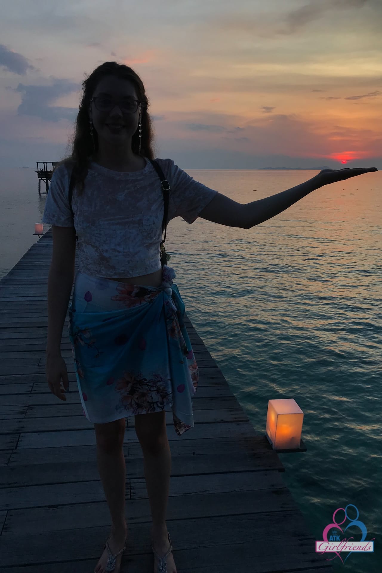 俄罗斯美女 Elena Koshka 在度假照片合集中展示她毛茸茸的阴户