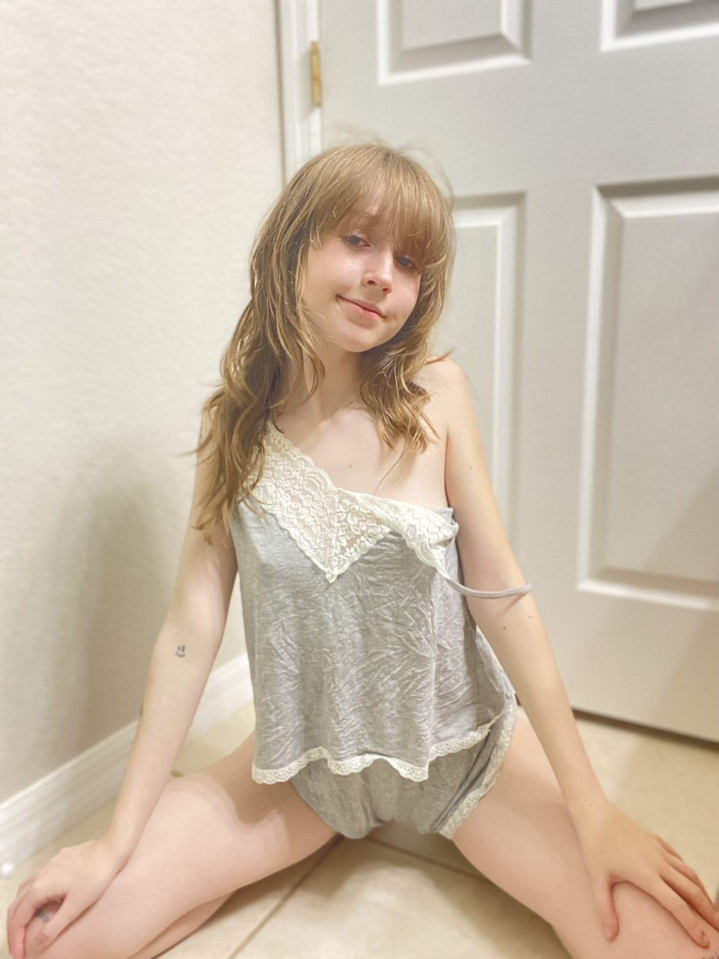 OnlyFans Teenzy Bella 的裸体图片
