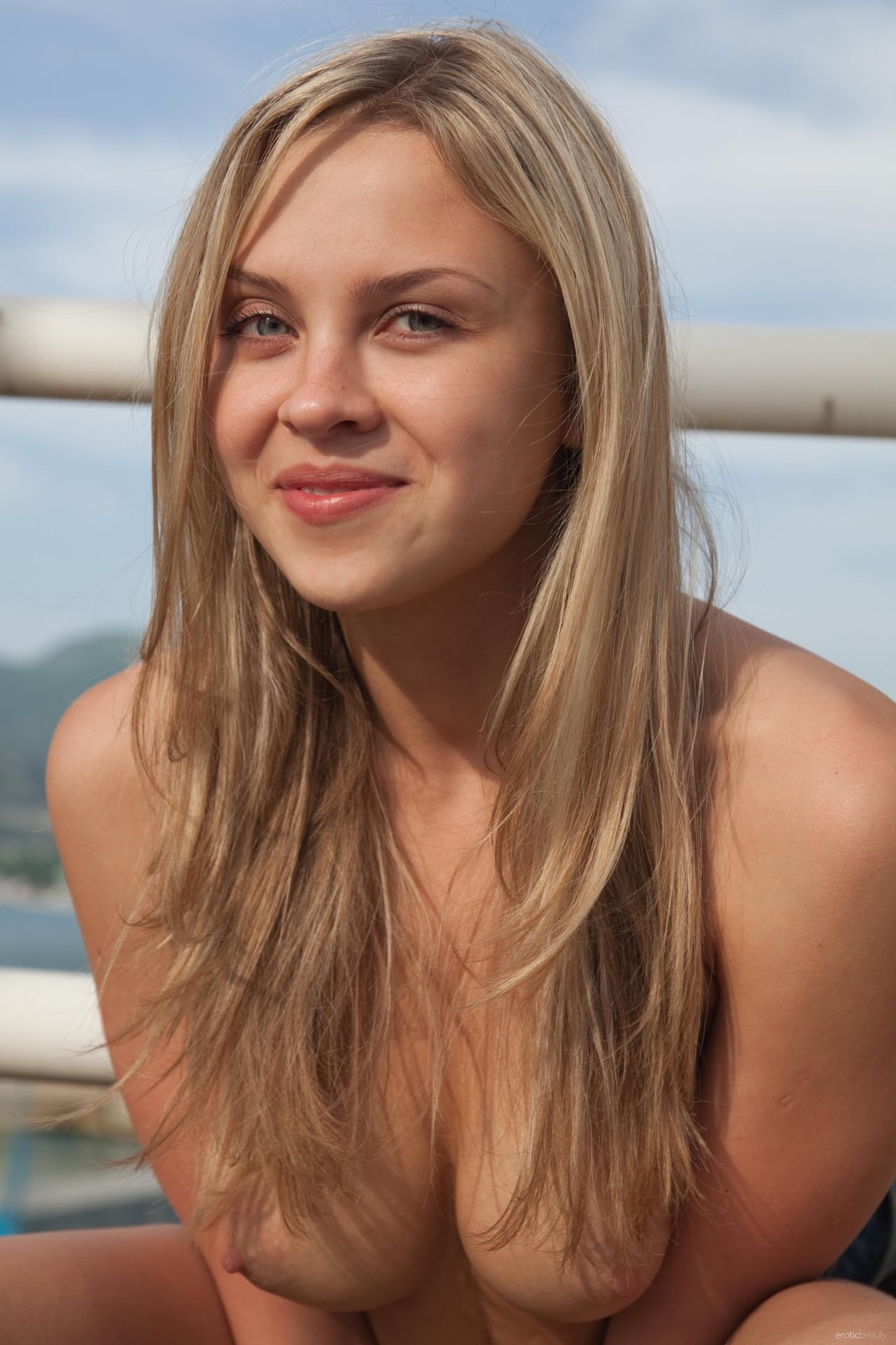 金发碧眼的美女 Luciana A 炫耀其迷人身材