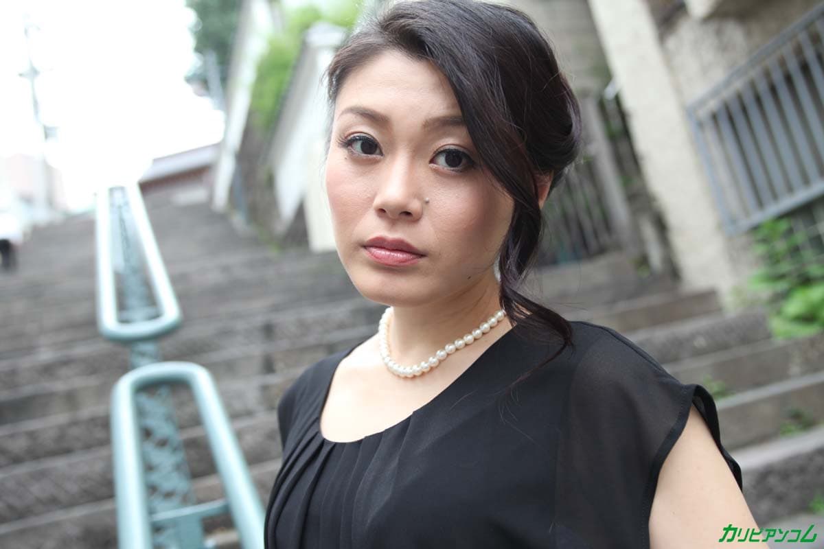 亚洲人妻中岛京子（Kyoko Nakajima）与邻居上床，毛茸茸的阴部被人蹂躏