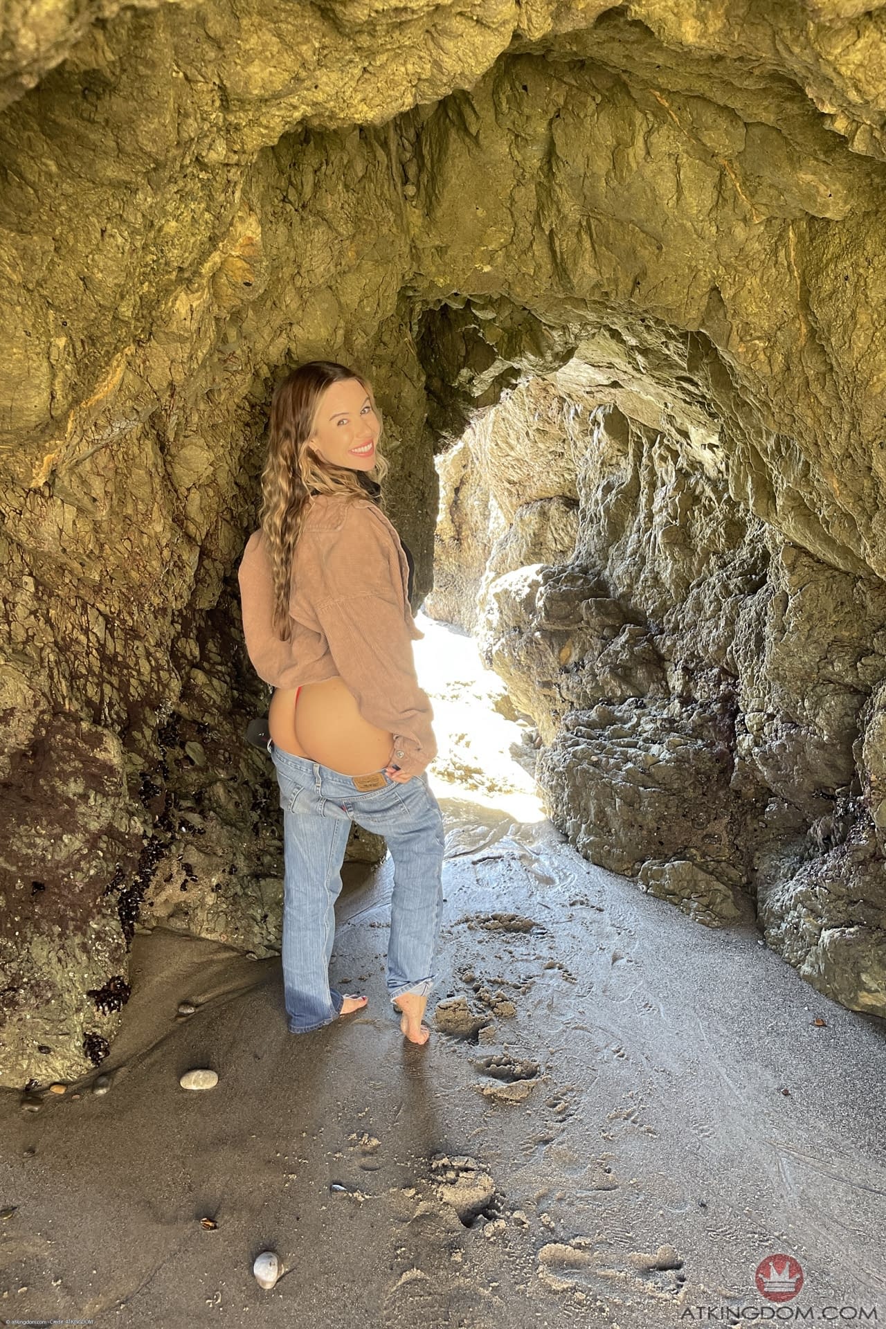 迷人的业余少女与热脚 Summer Vixen 在独奏中摆姿势和自慰