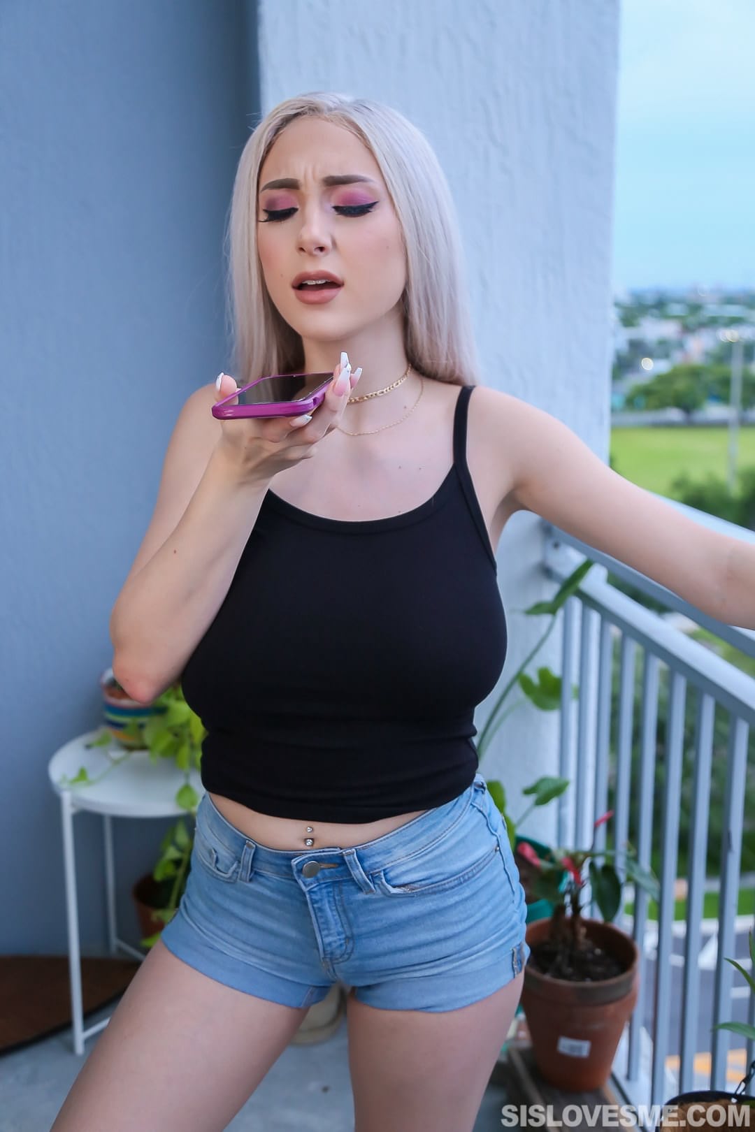 青少年与大自然奶Skylar Vox给她stepbro一个很好的性爱课