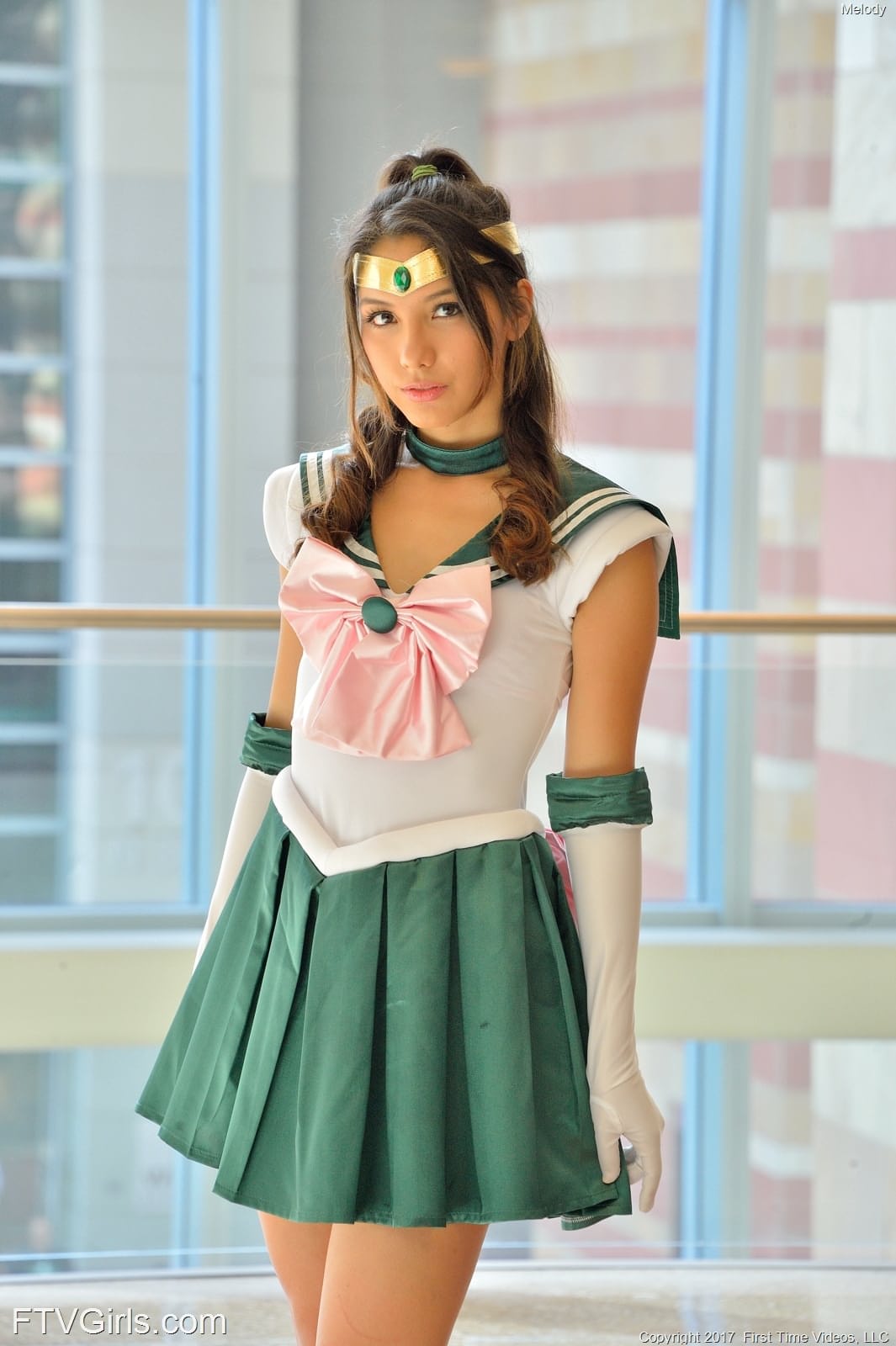黑发美女 Melody 当众展示剃光的阴道和屁眼玩具