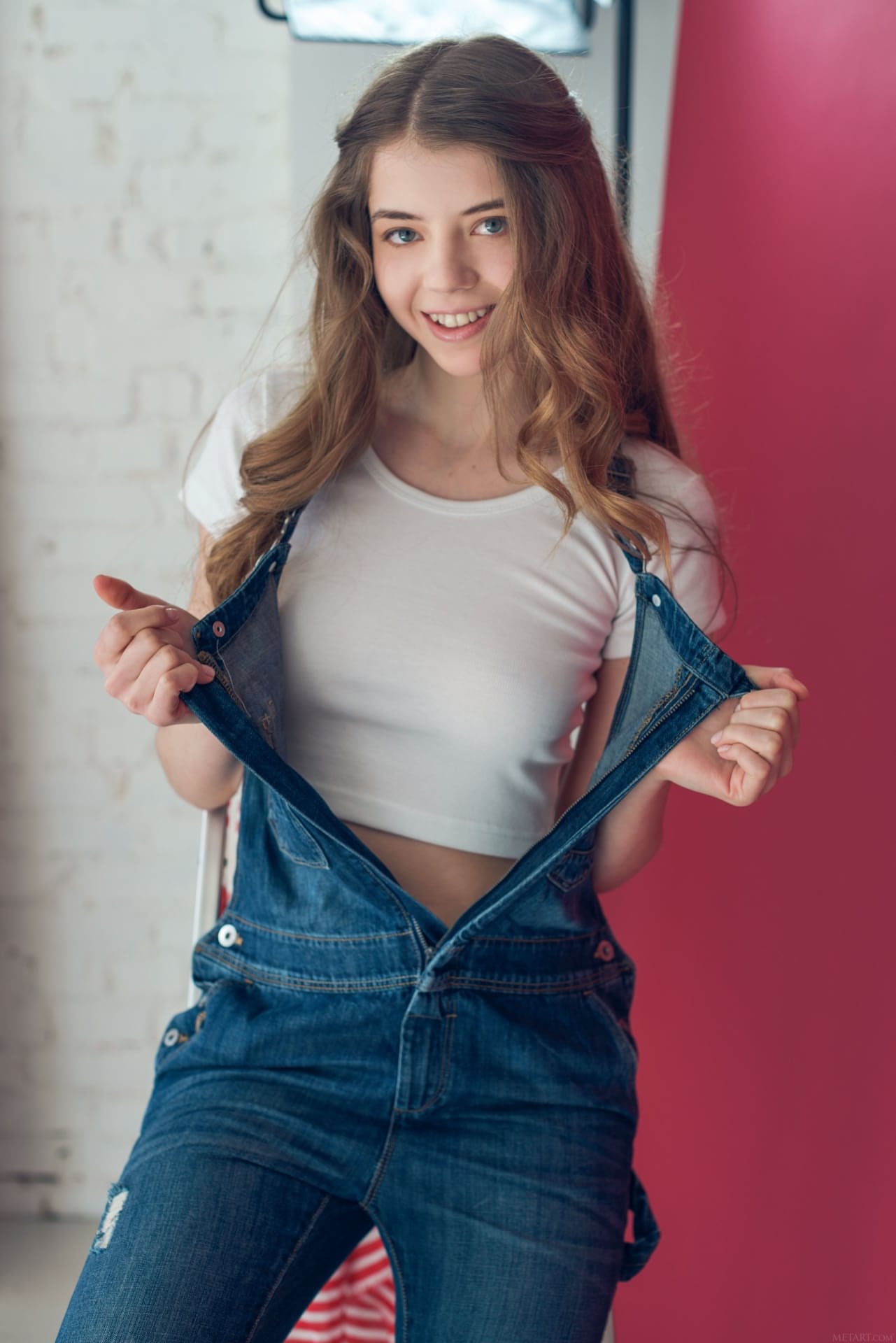 可爱少女 Kay J 脱下吊带和内裤，张开阴部
