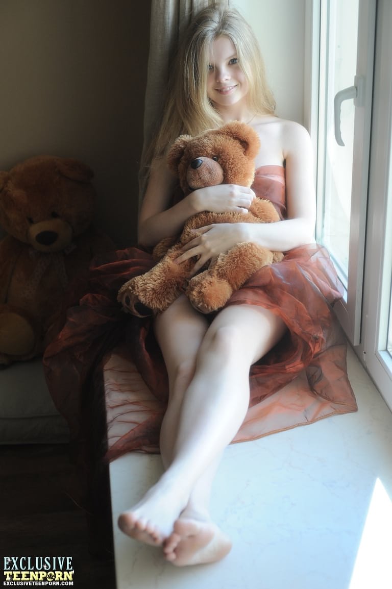 身材娇小的少女 Kisa 抱着泰迪熊摆出诱人的裸体姿势