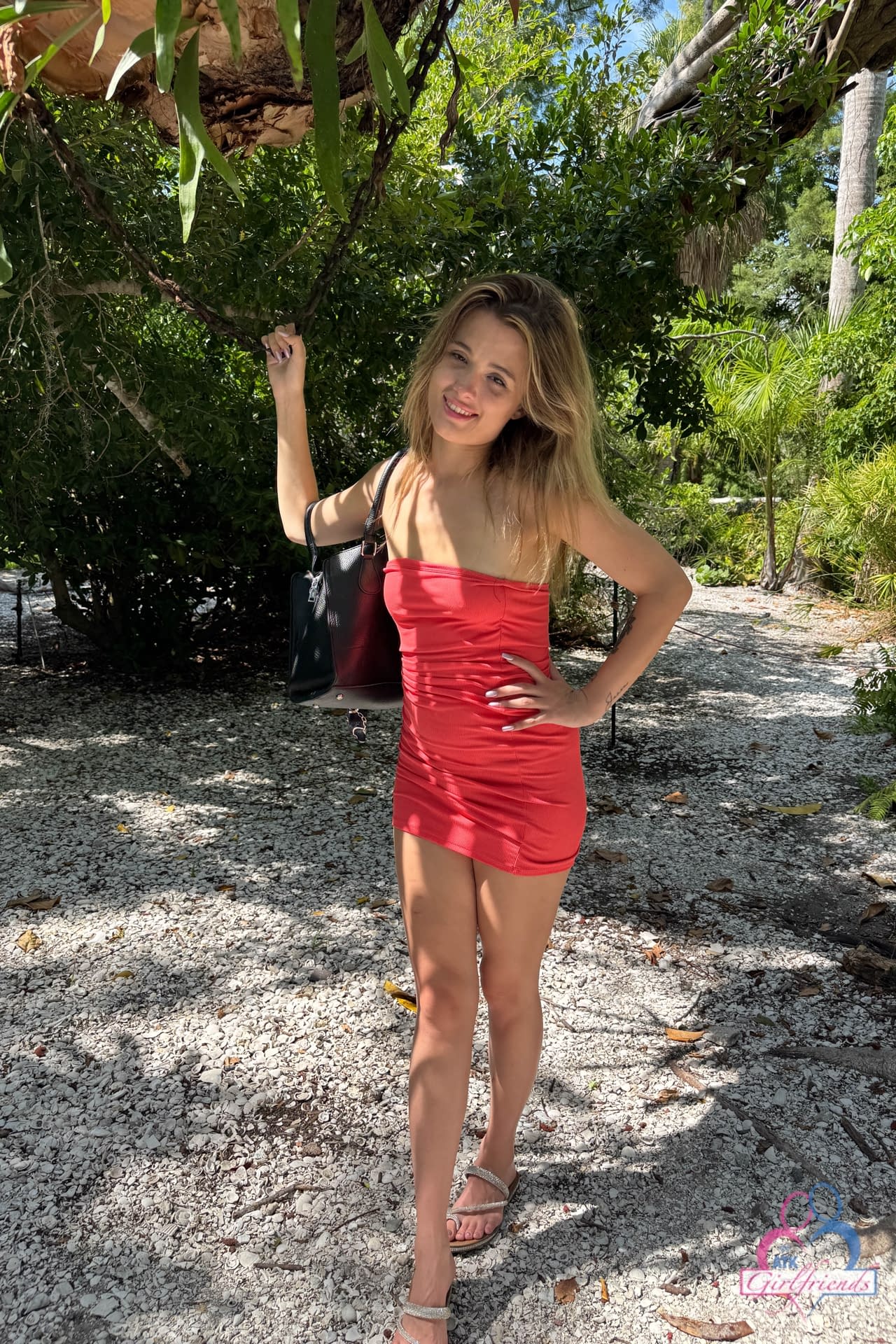 Amateur chick shows the soles of her feet during a solo adventure