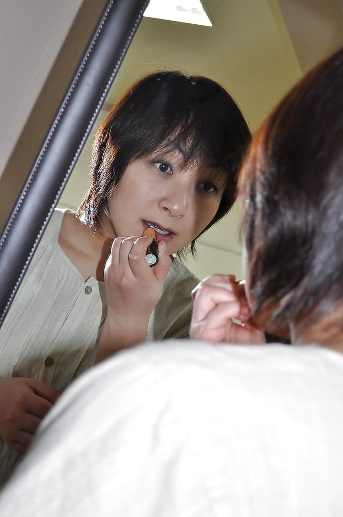胖胖的亚洲MILF岛谷雅惠脱衣服玩自己