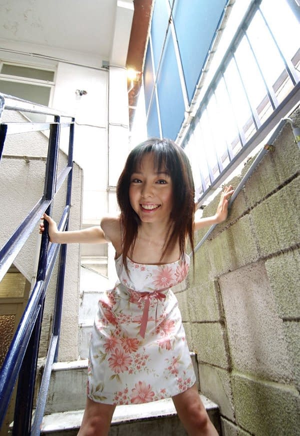 日本甜美少女 Yui Hasumi 微笑着展示毛茸茸的毛丛