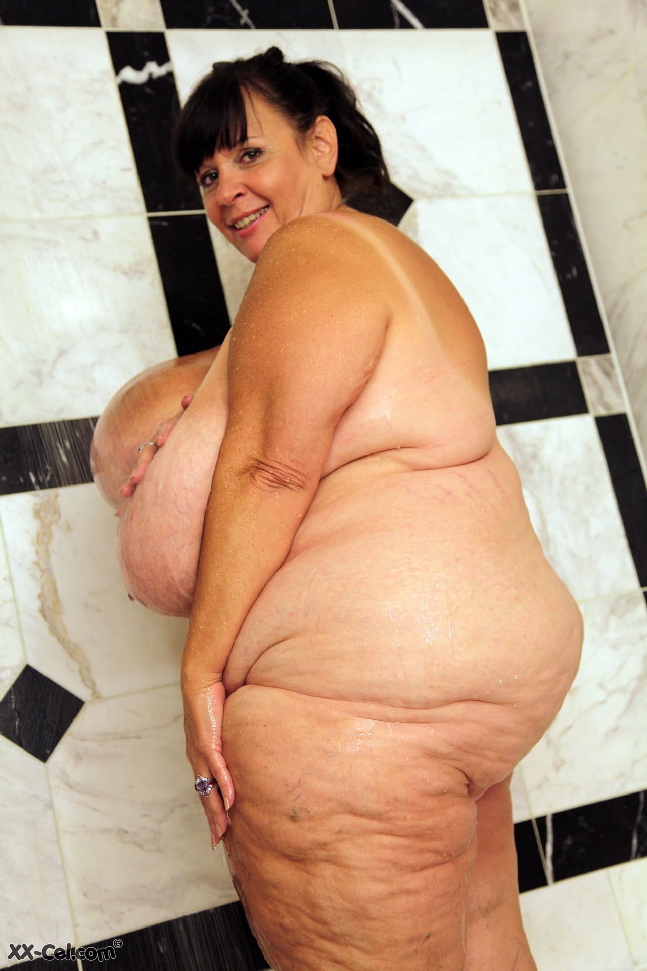 业余BBW Suzie Q清洗她的特大号晒黑的天然奶子