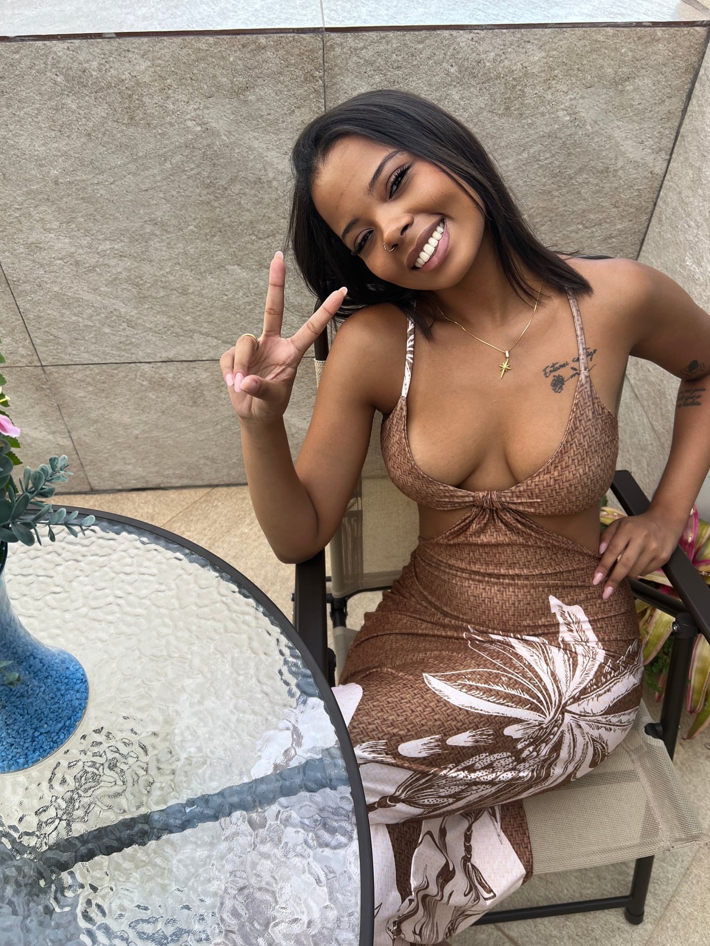 OnlyFans辣妹拉丁裔玛丽安娜（Marianaa）在一段合集视频中展示了她的深V领口和丰臀