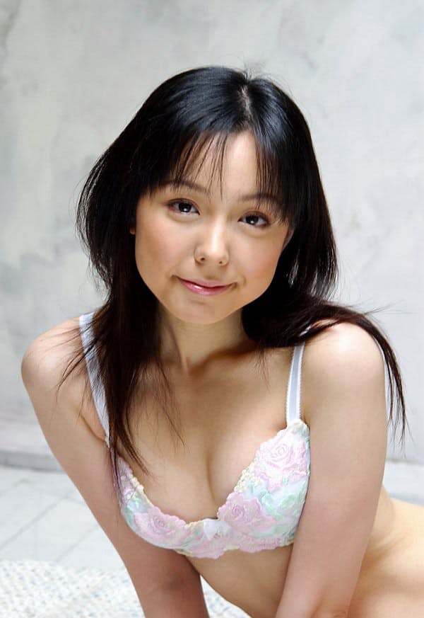 日本甜美少女 Yui Hasumi 微笑着展示毛茸茸的毛丛