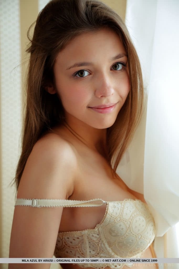 身材娇小的少女米拉-阿苏尔（Mila Azul）在露出光秃秃的阴部之前，揭开了天然大奶子的神秘面纱