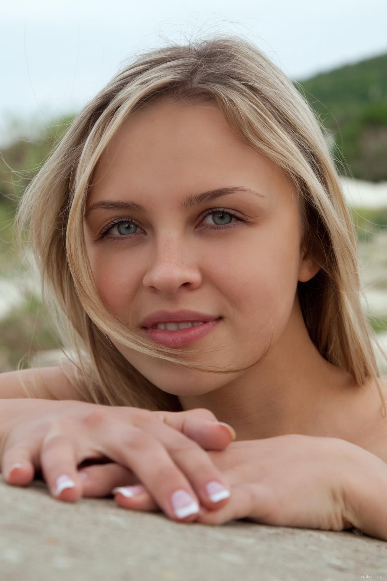 金发碧眼的美女 Luciana A 炫耀其迷人身材