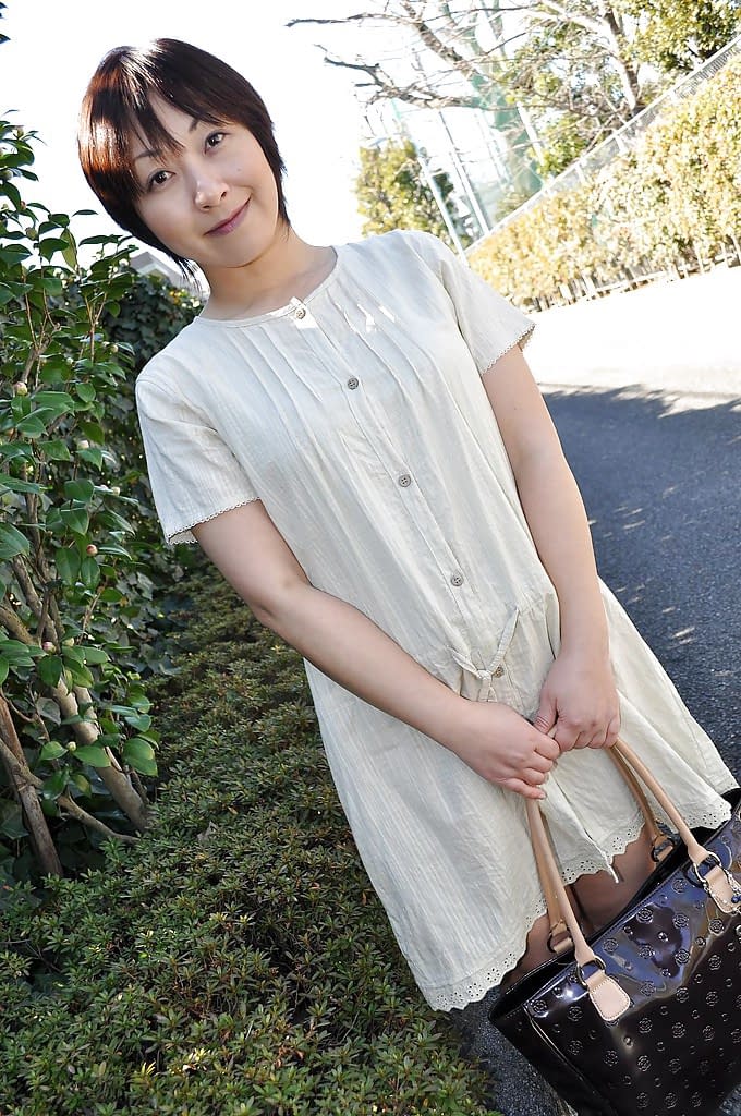 胖胖的亚洲MILF岛谷雅惠脱衣服玩自己