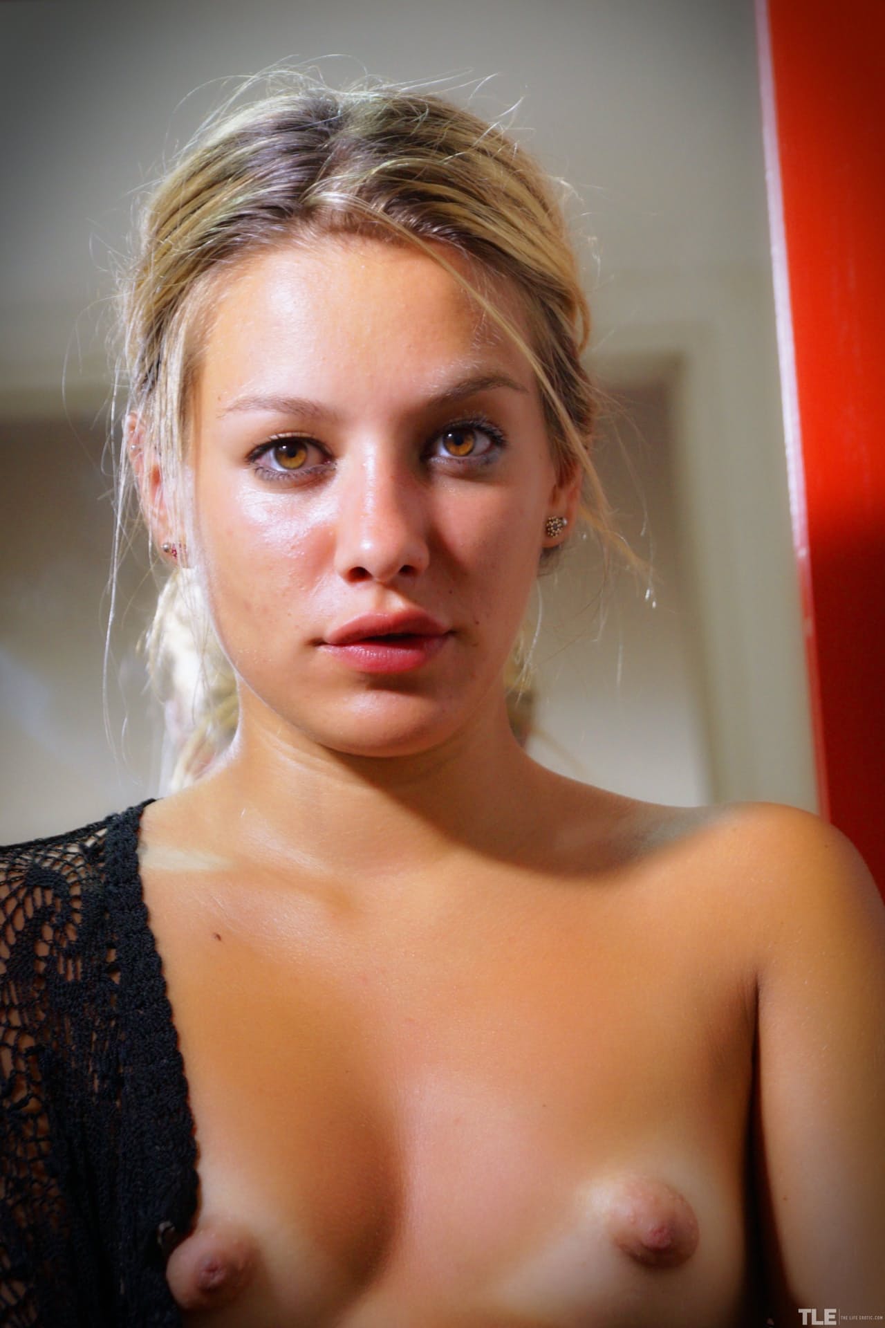 晒黑了皮肤的性感少女 Candice 在玩弄自己的乳房前炫耀自己的屁股