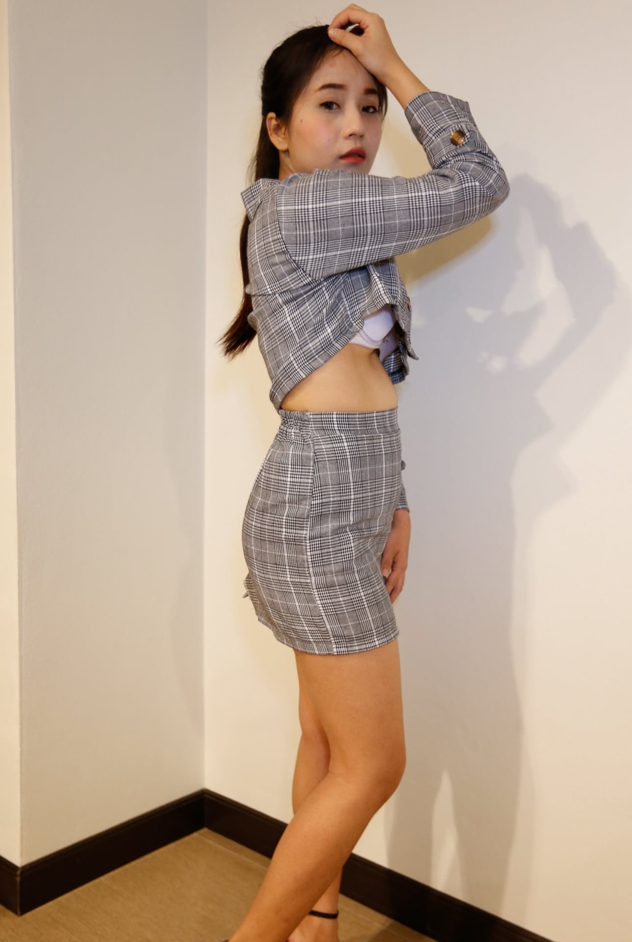业余亚洲宝贝 Nate 脱掉衣服，赤身裸体在床上摆姿势