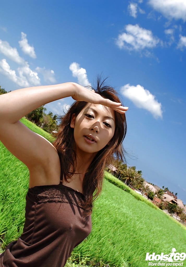 穿着奇装异服的亚洲美女露出丰满的乳房