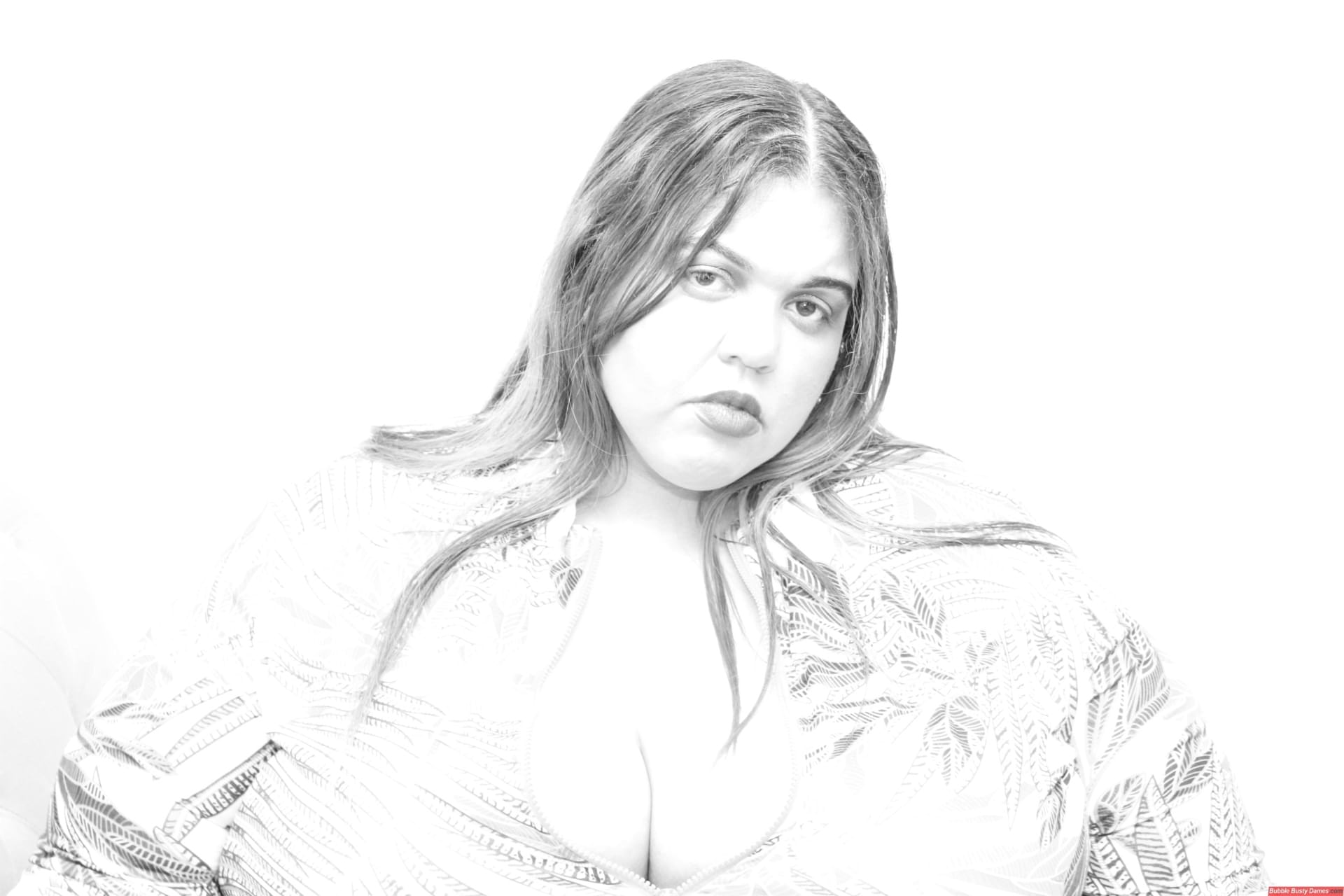 SSBBW金弹子在单独行动中展示她的屁股裂缝