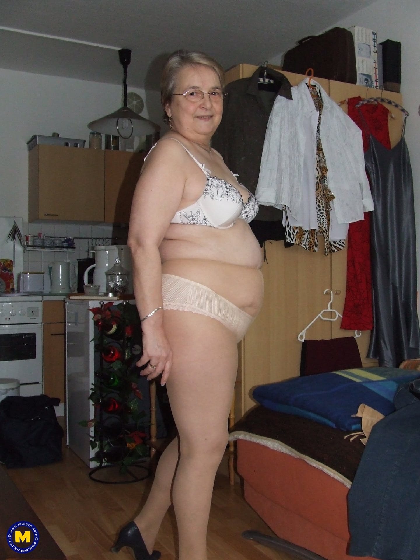 欧洲胖婆婆 Sybille 脱掉衣服和肤色紧身衣