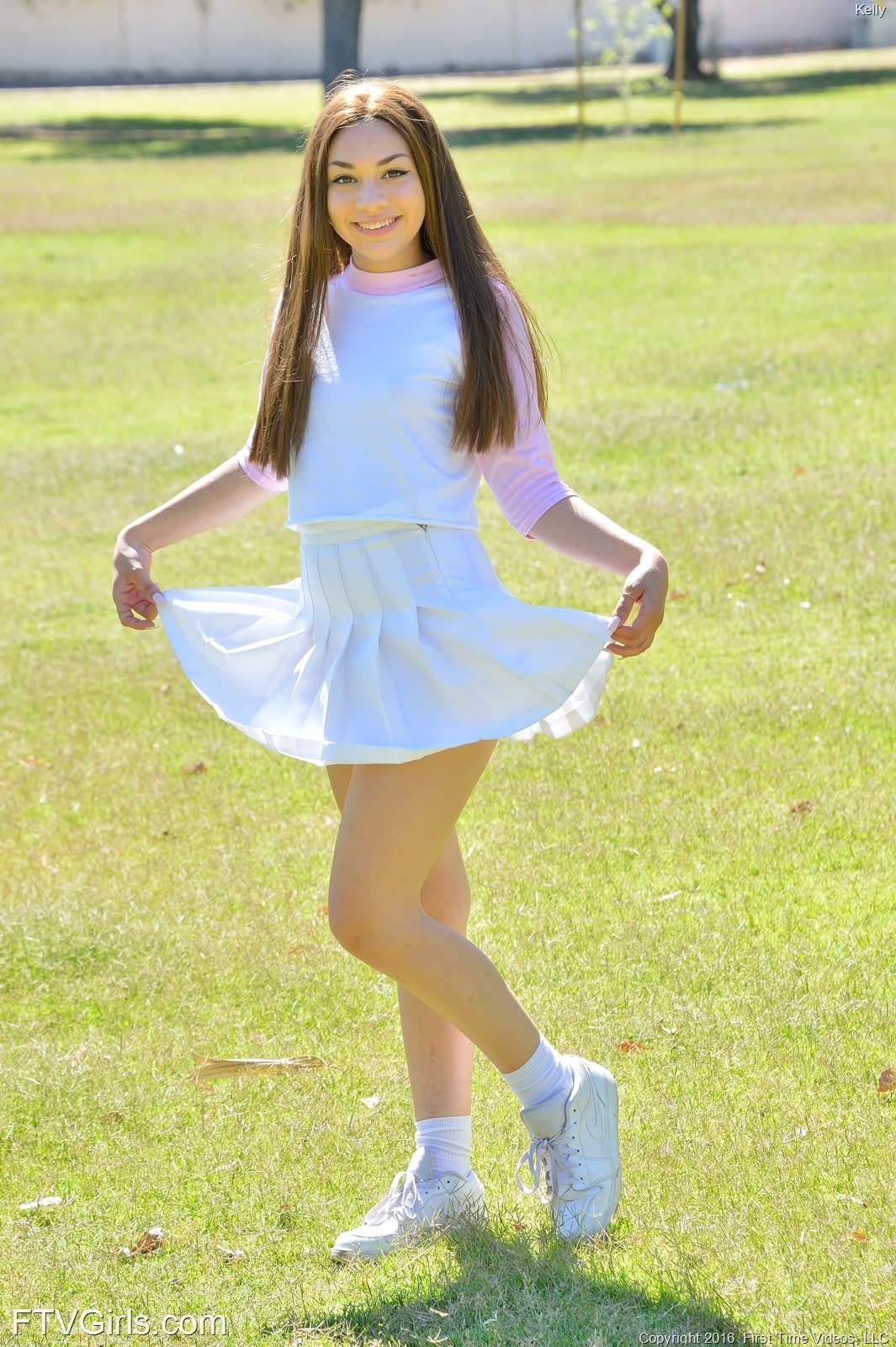 黑发美女凯莉在公园里露出小乳房并用手指抠自己的小穴