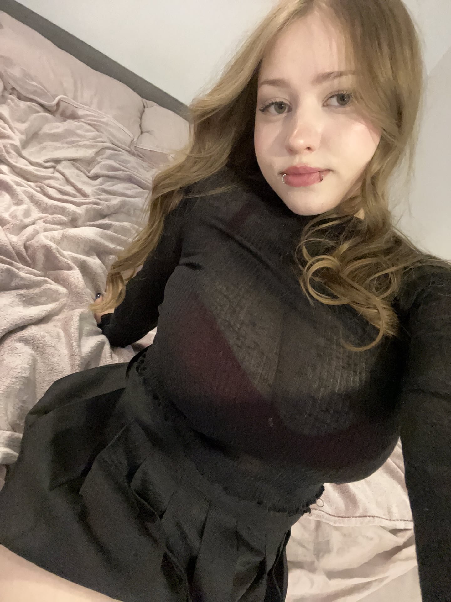 美少女米娅-米尔克斯（Mia Milkers）在为魅力大片做模特时自拍
