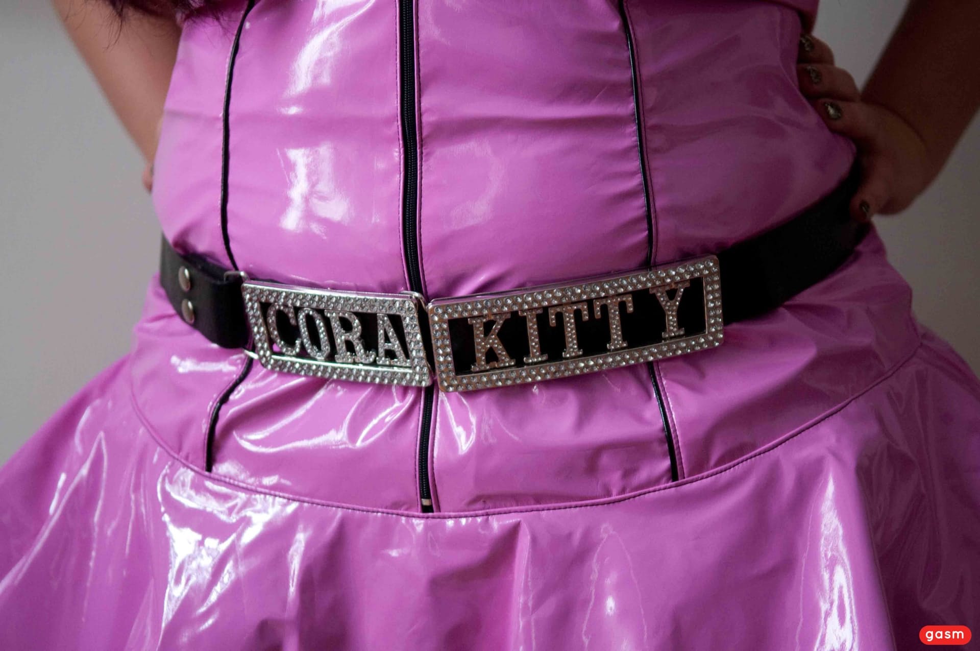 业余 BBW Cora Kitty 吸吮医生的小鸡鸡并让他吃她的阴户