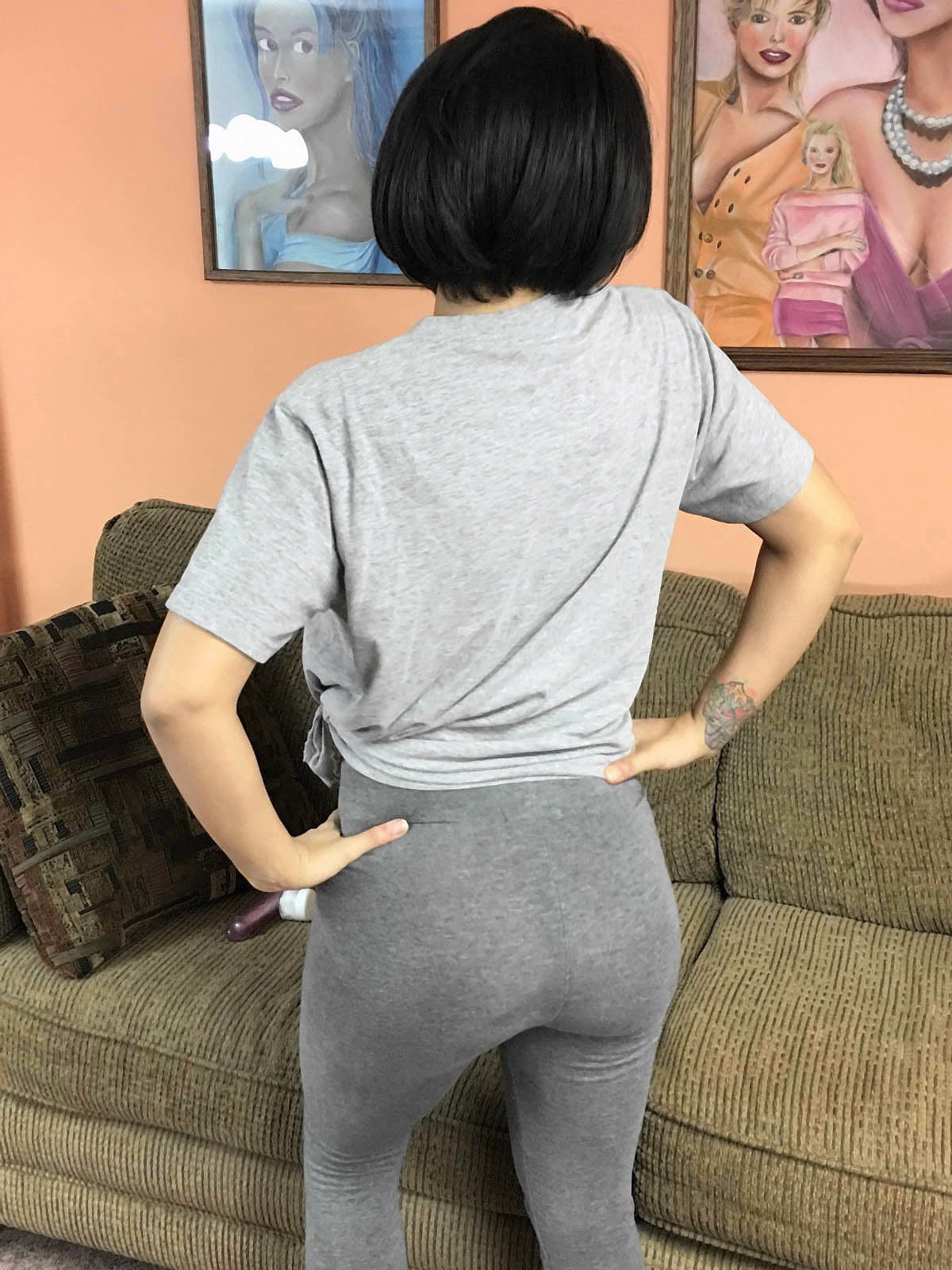 娇小宝贝 Charli Chavez 用假阳具自慰时炫耀她的大屁股