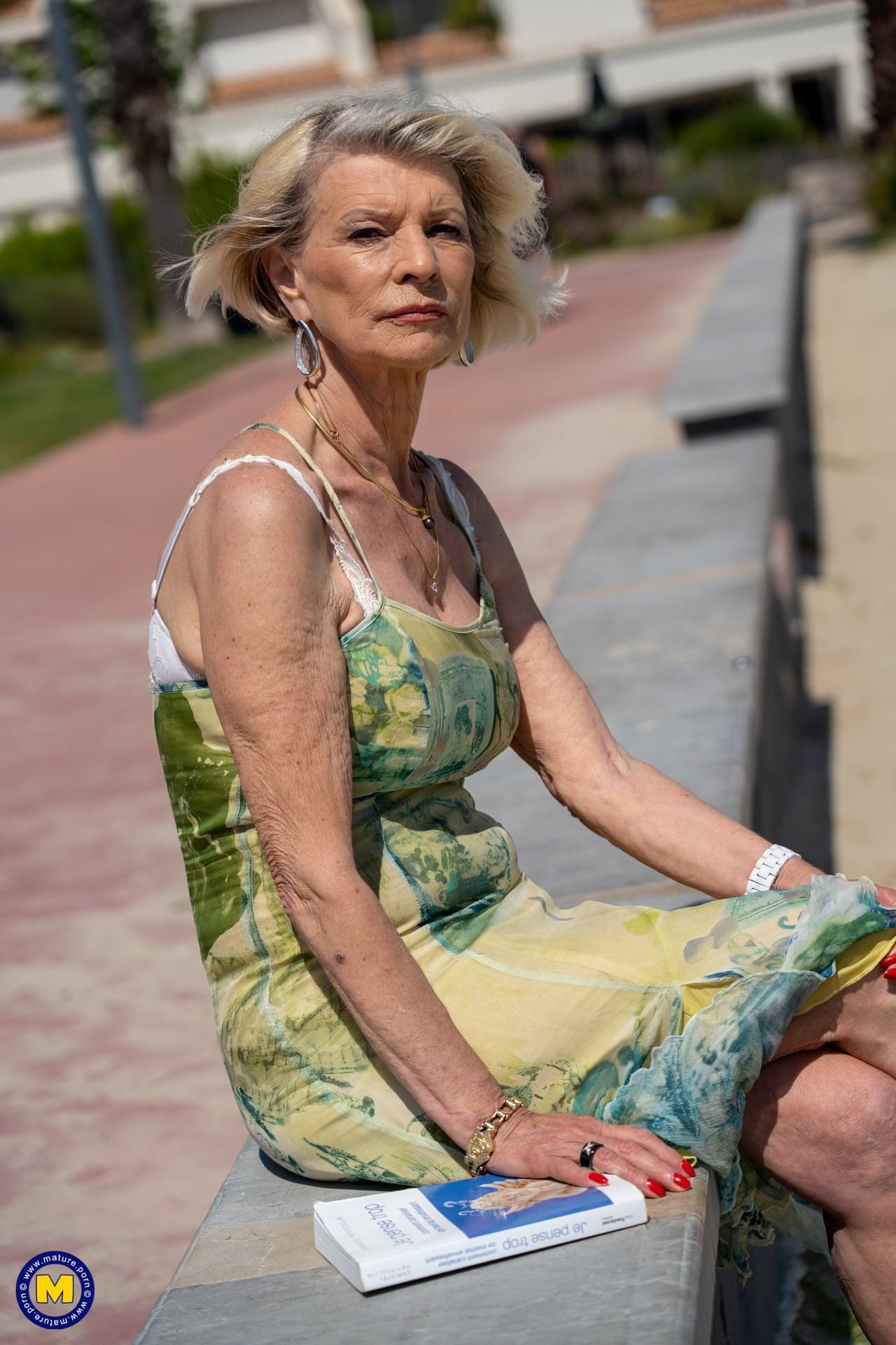 金发奶奶伊娃-德拉吉（Eva Delage）露出可爱的乳房，深深地吸吮着两根鸡巴