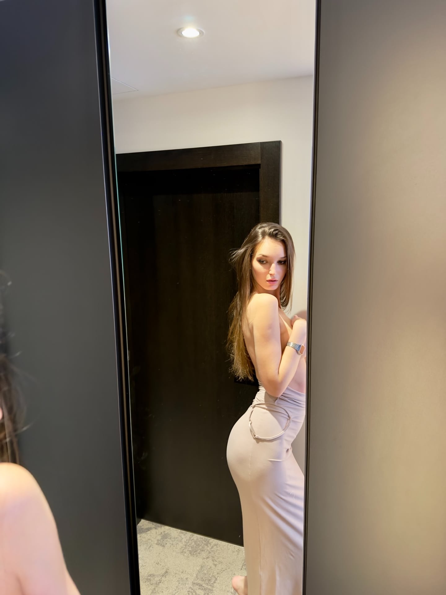 瘦瘦的 OnlyFans 少女 Koketo4ka 穿着紧身裙在办公室摆姿势