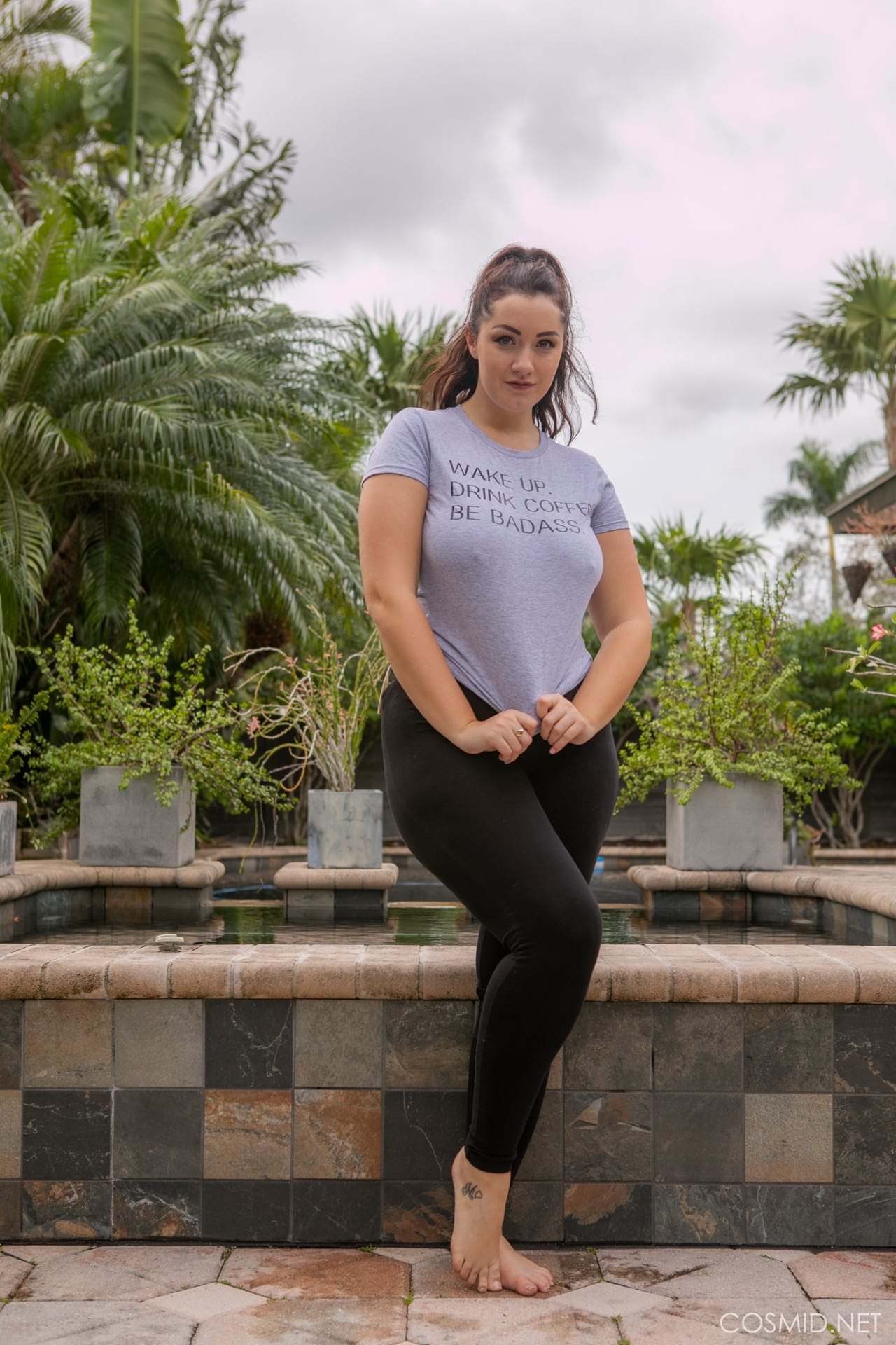 业余 BBW 莱克西-劳埃德（Lexi Lloyd）脱掉黑色紧身裤，全裸站立