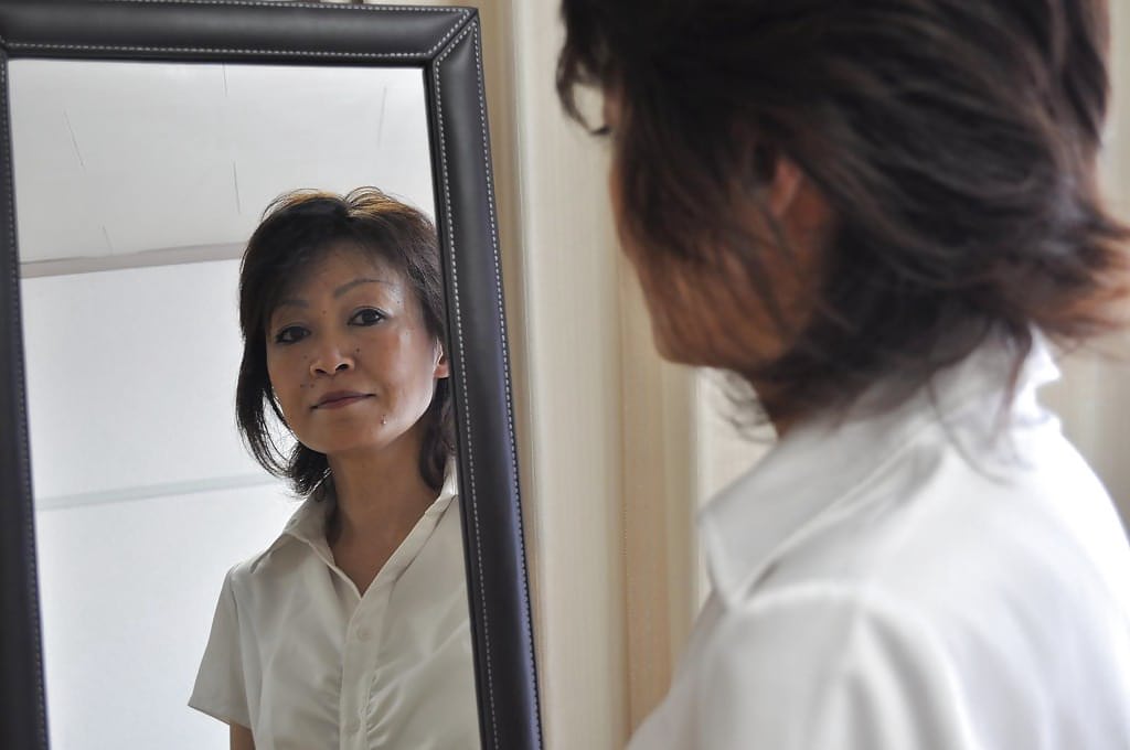 害羞成熟的亚洲女士Takako Kumagaya脱衣服和传播她的腿