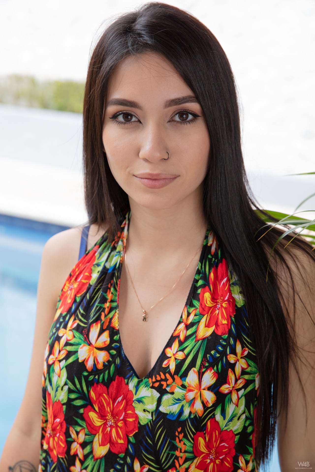 黑发少女琪琪-卡什（Kiki Cash）脱掉裙子，炫耀她令人难以置信的巨乳
