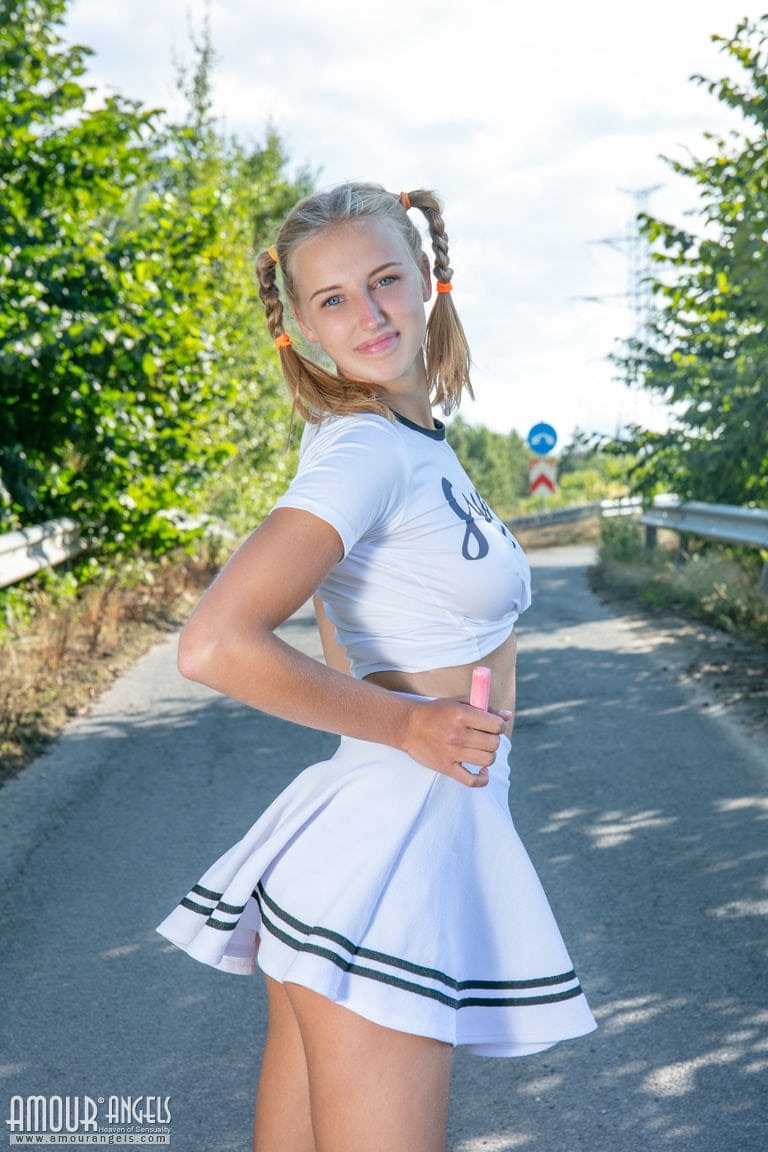 金发少女娜娜脱掉袜子，在甬路上跑步