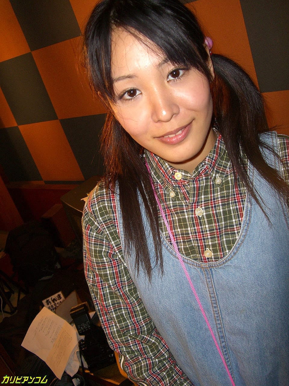 梳着小辫子的亚洲少女Tomo被一个老男人塞满了她的毛绒绒的乳房