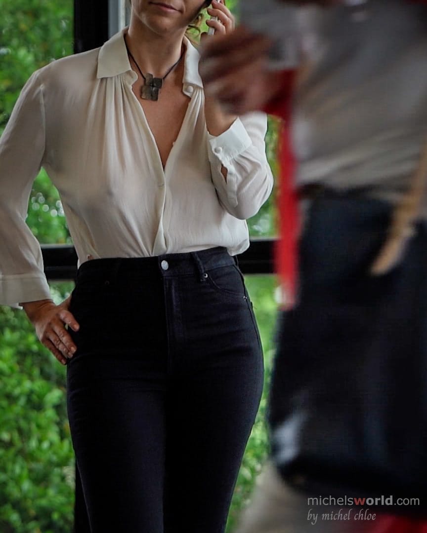 Amateur chick with big saggy tits flashes her cleavage while in public