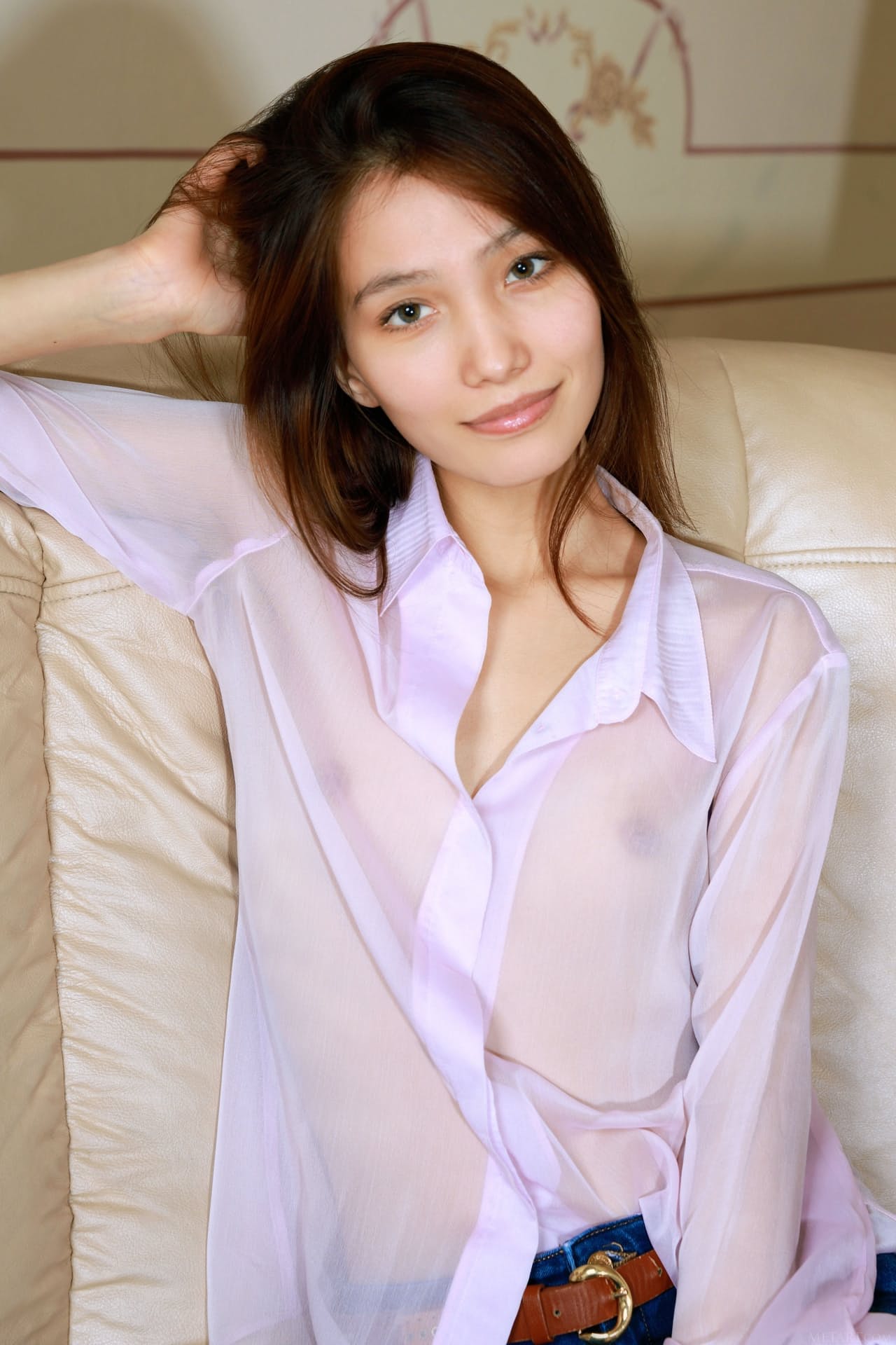 可爱的俄罗斯少女 Anna Aki 用瘦弱的身体、小巧的乳房和双脚挑逗观众
