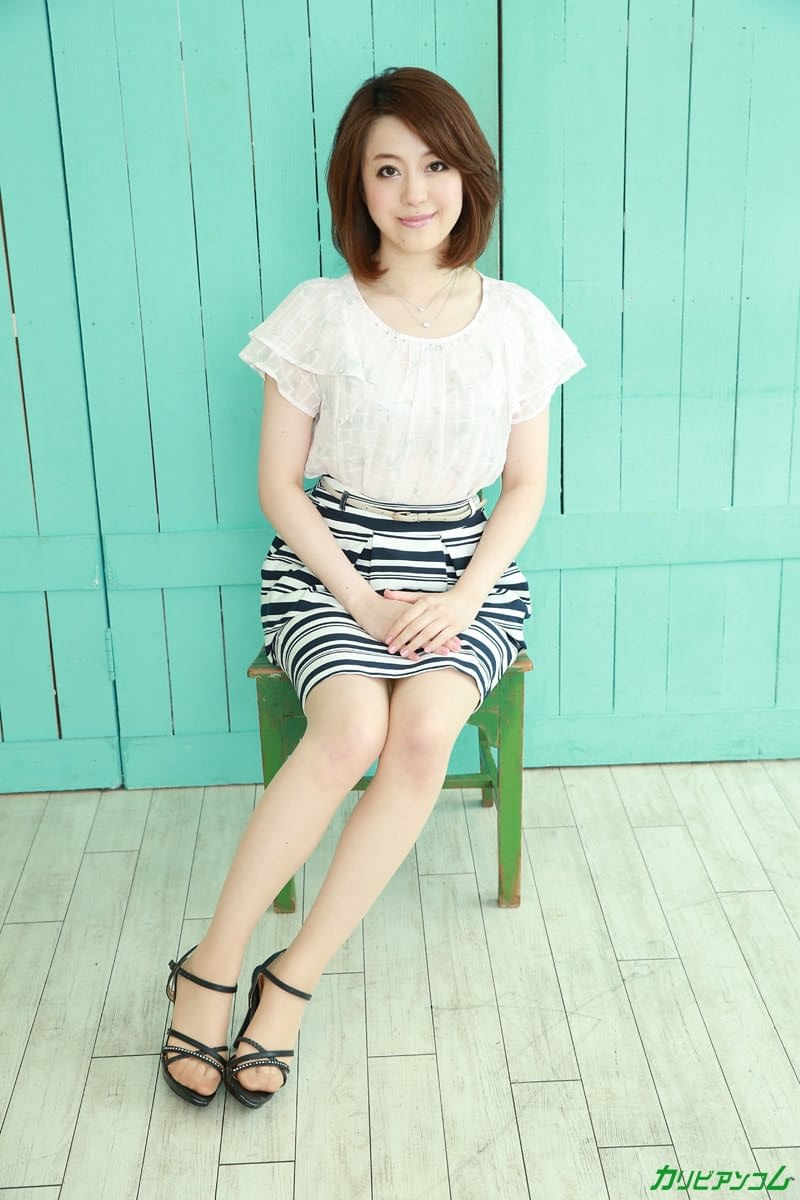 可爱的亚洲黑发女孩 Wakana Amane 先口交再骑马
