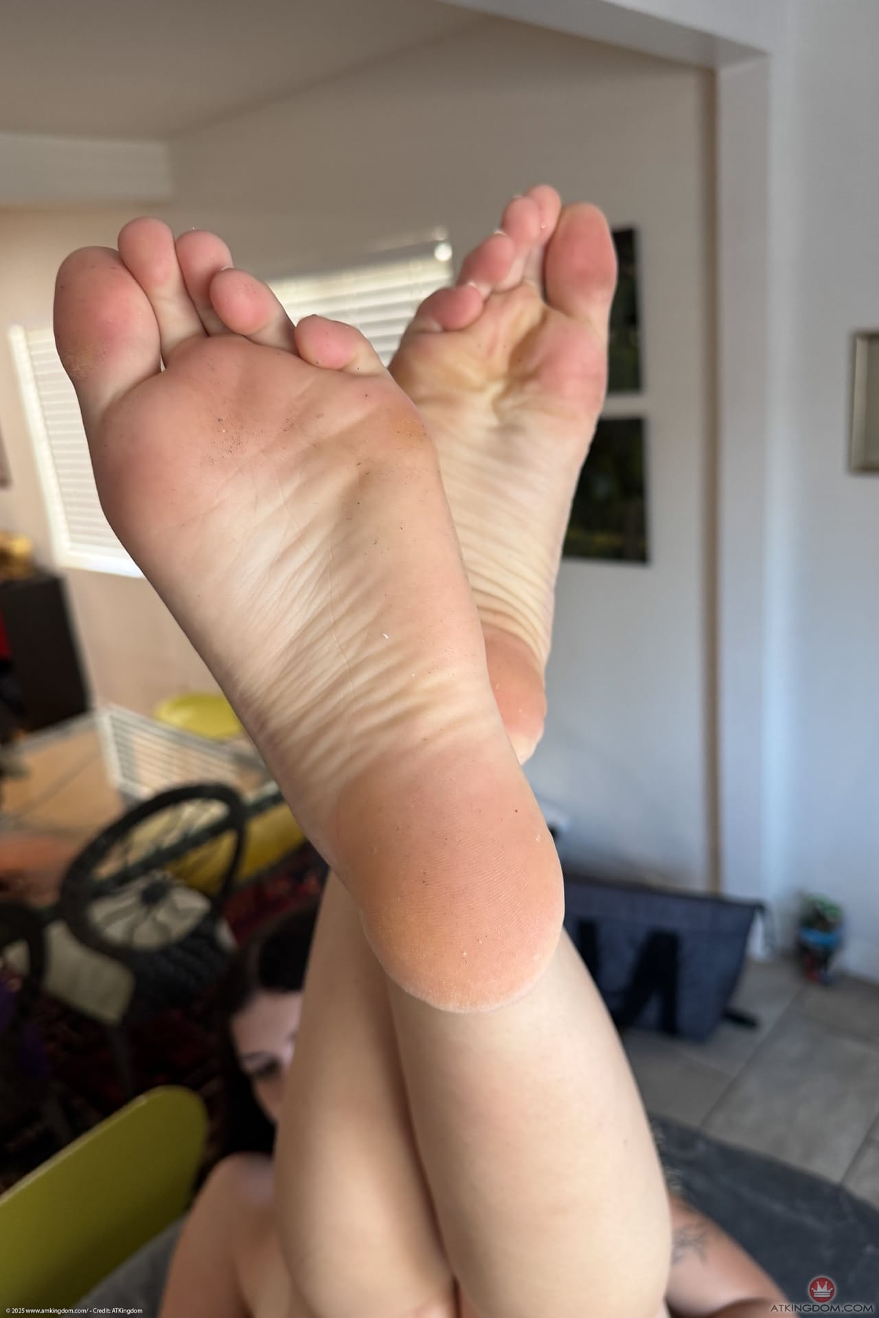 性感的棕发美女莉莉·温特斯近距离展示她光滑丰满的小穴