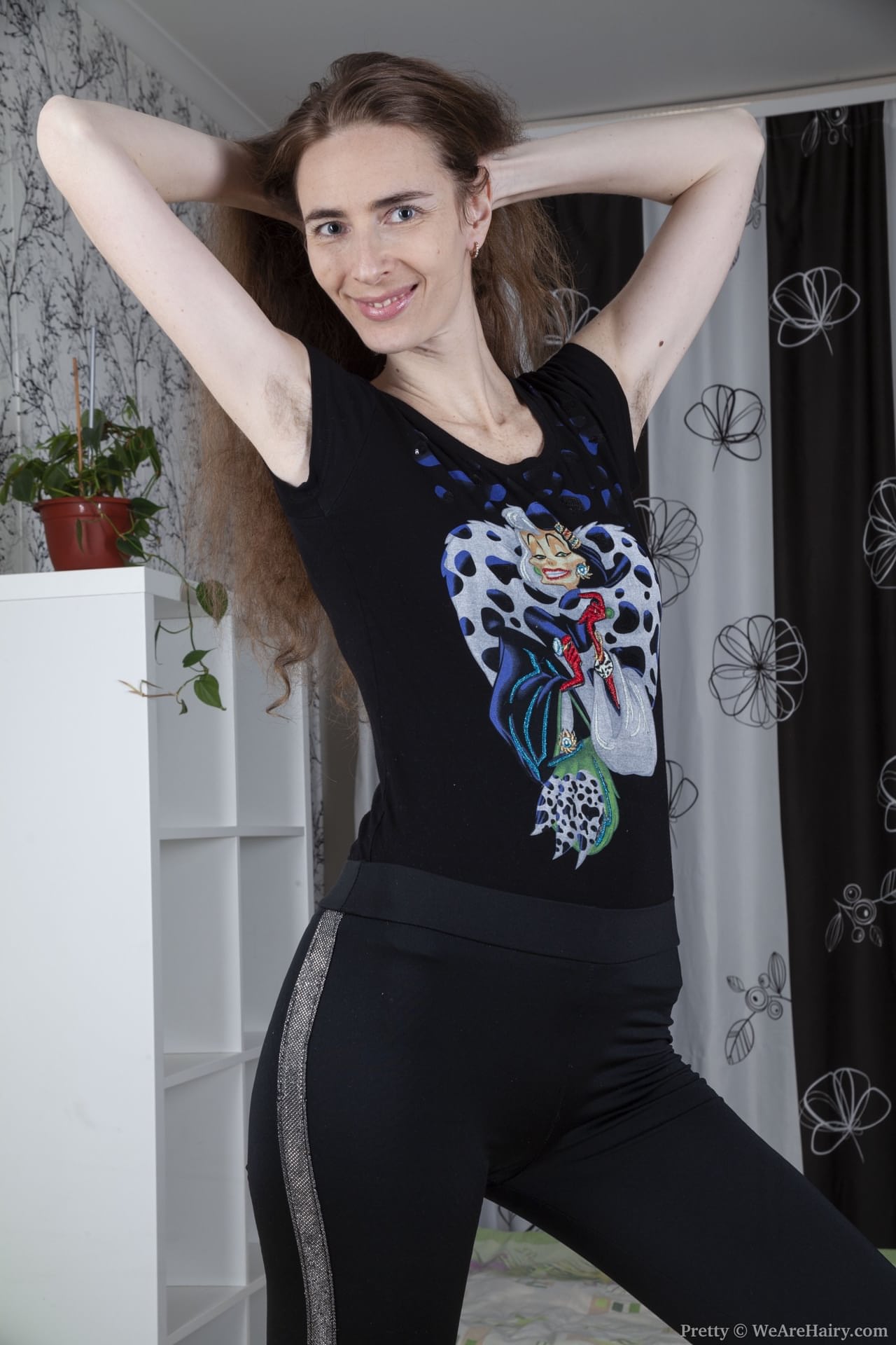 淫荡的业余女孩 Pretty 穿着内衣脱掉衣服并用手指抚摸自己丰满的乳房