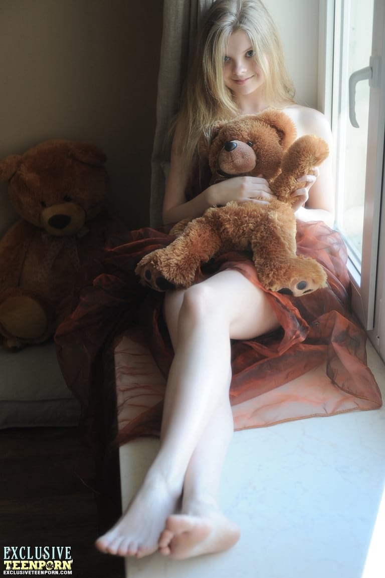 身材娇小的少女 Kisa 抱着泰迪熊摆出诱人的裸体姿势