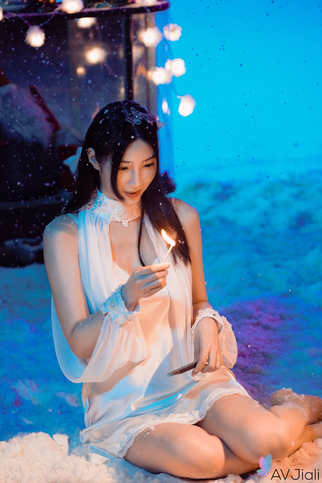 甜美的亚洲宝贝 Li Er 展示她的大奶子，并从后面被撞击