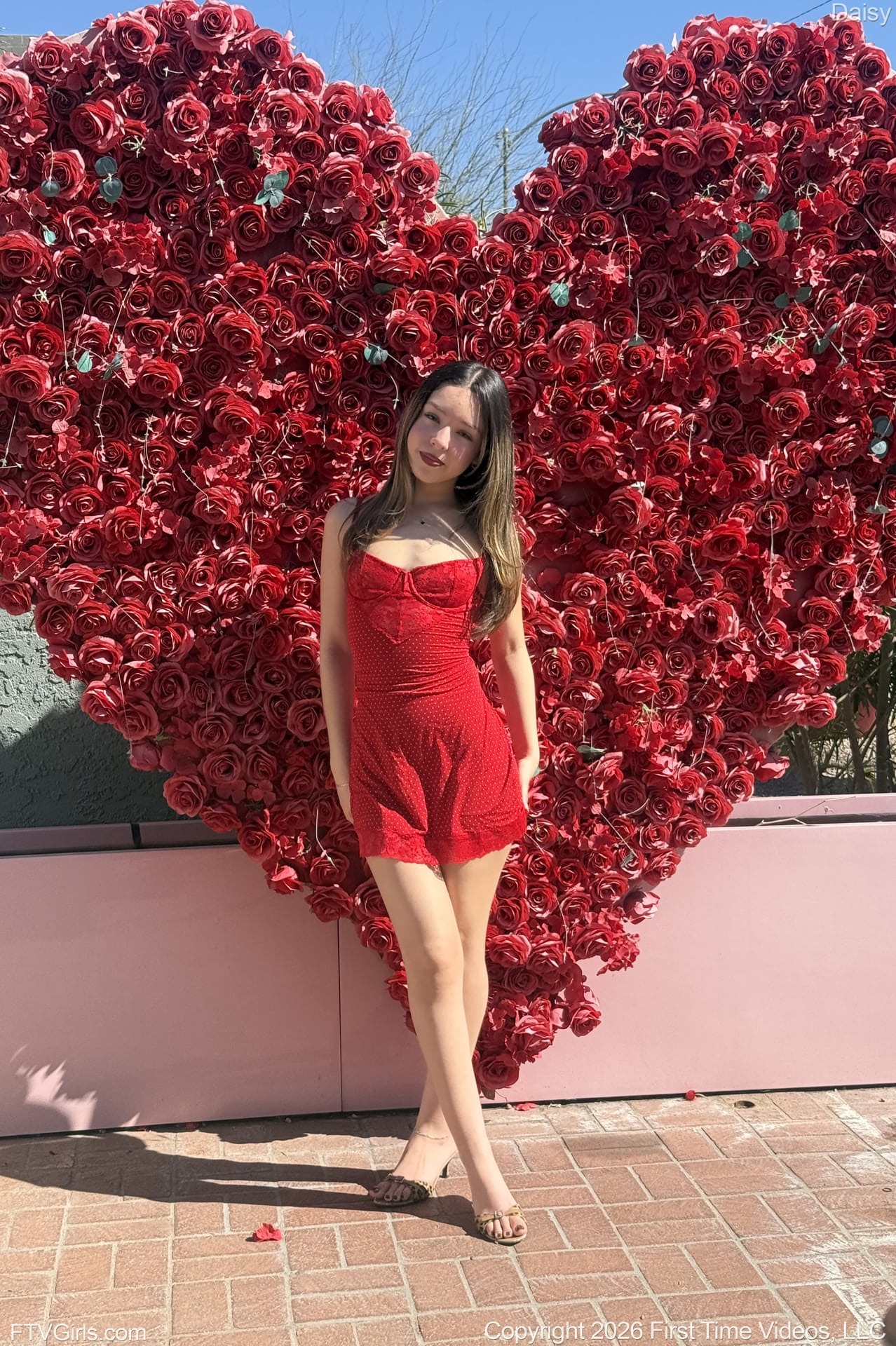 性感业余模特黛西脱衣，展示她的小巧乳房和大屁股
